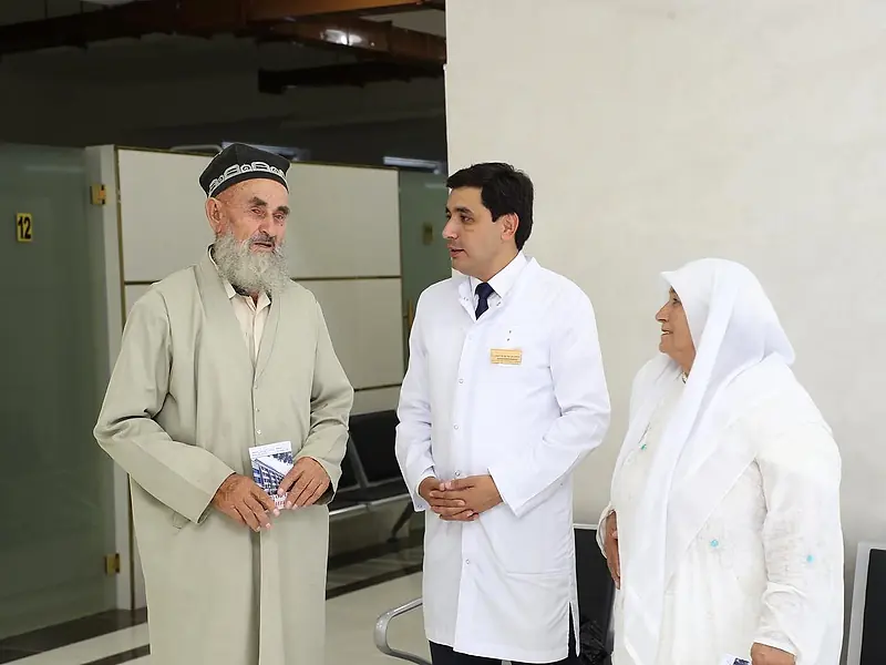 A doctor talking with guests before a course is prescribed